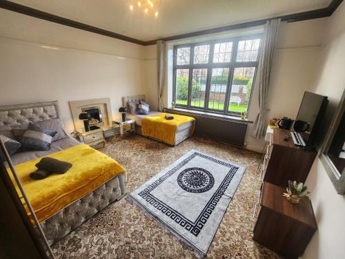 a large bedroom with a bed and a window at Luxury Cottage Stay Rooms Free Wifi Old Trafford Manchester in Manchester