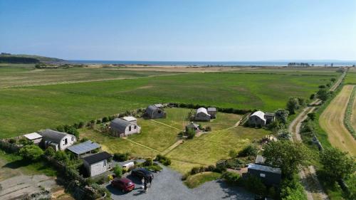 GlenluceThe Galloway Steading - The Fox's Den with Hot Tub and Fire Pit的享有农场空中景致,设有一组帐篷