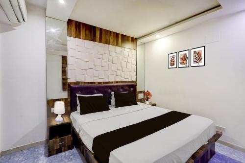 un dormitorio con una cama grande en una habitación en Collection O Chidambaram Stadium Formerly Hotel Admire Suit, en Chennai