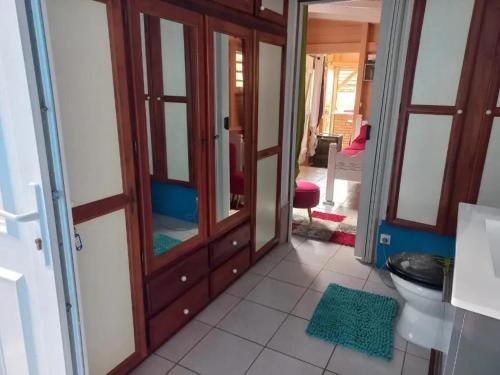 Ένα μπάνιο στο Appartement avec piscine privée à Rivière-Pilote, 45 m²