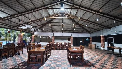 Un restaurante u otro lugar para comer en Plumeria Resort Coorg
