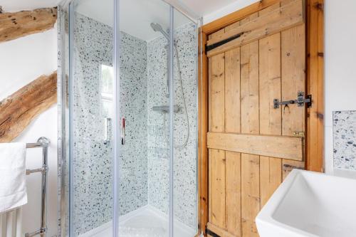 Capel GarmonSnowdonia Cottage 10 mins to Betws Y Coed的浴室设有玻璃门和水槽。