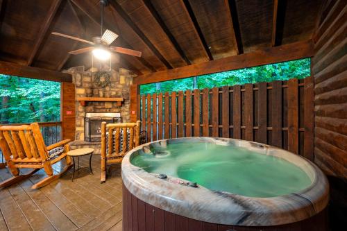 Fotografie z fotogalerie ubytování Rustic Family Getaway - Hot Tub, Pool Table, Pets, Near Attractions v destinaci Broken Bow