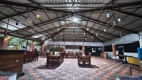 Un restaurante u otro lugar para comer en Plumeria Resort Coorg
