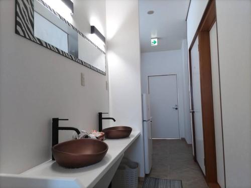 um banheiro com duas pias em um balcão em Pension Le Passage - Vacation STAY 53145v em Tottori