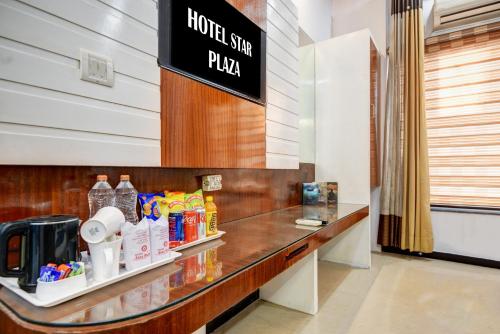 uma recepção de hotel Star Plaza em um quarto de hotel em Hotel Star Plaza - 1 Minute From New Delhi Railway Station & Connaught Place em Nova Deli