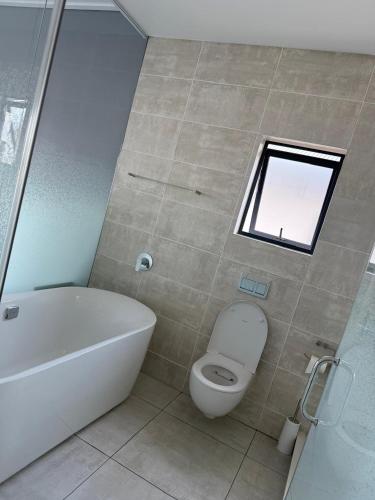 Ένα μπάνιο στο 2 Bedroom 2 Bathroom Executive Suite