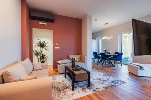 una sala de estar con un sofá y una mesa en Prázdninová rezidence - 2 ložnice, 2 terasy, 90m2, en Komárov