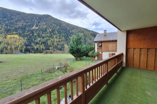 un balcón de una casa con vistas a un campo en Modern apartment in the heart of Séez, en Séez