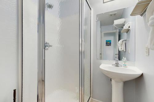 een badkamer met een douche en een wastafel bij Gulf Island Condo 523 in Navarre