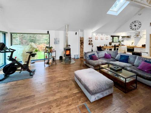 The Mill في West Linton: غرفة معيشة كبيرة مع أريكة وطاولة