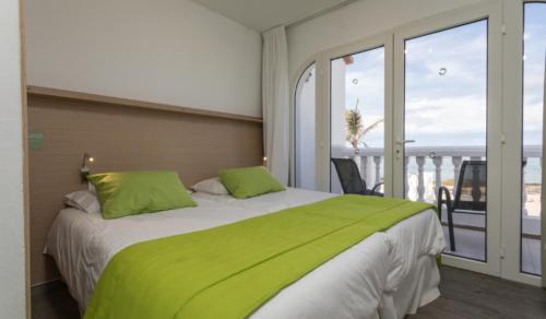 Postel nebo postele na pokoji v ubytování Apartamentos LIVVO Galera Beach