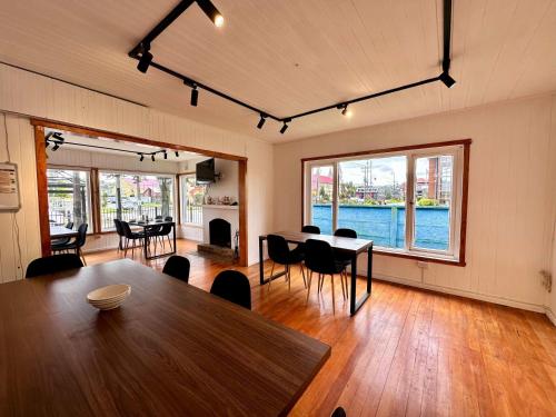 Televiisor ja/või meelelahutuskeskus majutusasutuses Hostal refugio Licarayen