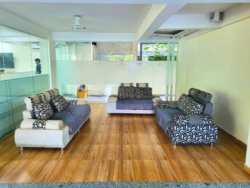 sala de estar con sofá y 2 sofás en Kommune Living, en Gurgaon