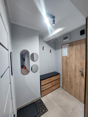 kawalerka的一间带镜子和木门的浴室