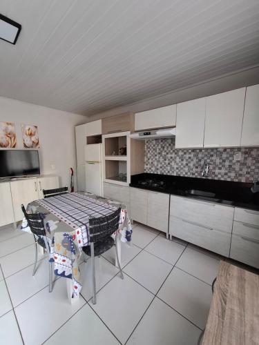 O bucătărie sau chicinetă la Apartamento completo