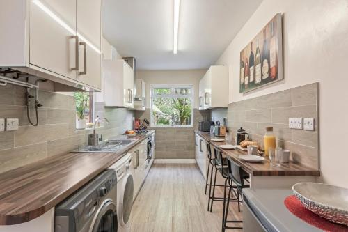 a kitchen with a sink and a dishwasher at 3 Bed House in Leicester, by ARP Homes, Close to M1 & M69, Free Parking, Perfect for Contractors and Long Stays in Leicester
