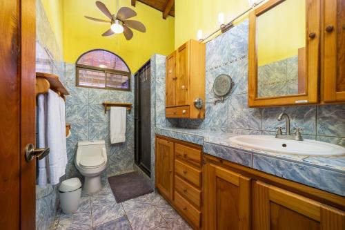 Un baño con lavabo e inodoro en BBQ, Pool, Garden, Smart TV, Parking, AC, King Bed, Laundry facilities - Villaggio 376, en Potrero