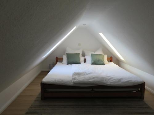 Ένα ή περισσότερα κρεβάτια σε δωμάτιο στο 'Emma' die charmante Wohnung - gemütlich & zentral