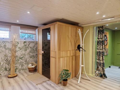 Habitación con una gran puerta de madera. en Jeanmyr, en Sainte-Marie-aux-Mines