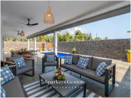 Χώρος καθιστικού στο SG19 Villa Serenity Lux