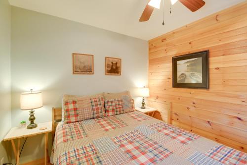 Ένα ή περισσότερα κρεβάτια σε δωμάτιο στο Less Than half Mi to Damascus Town Park Cozy Cabin with Deck