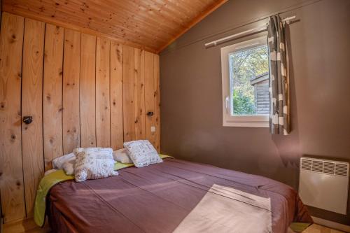 RoquefeuilChalet montana 3- 4pers的一间带床的卧室，位于一间有窗户的房间里