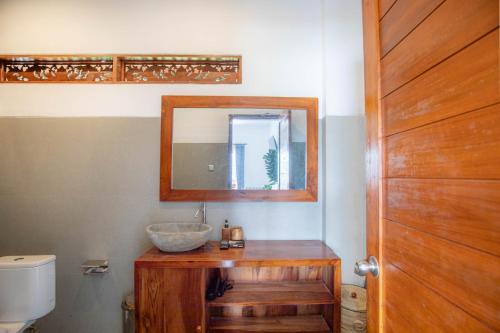 克拉玛斯Tridatu Villas Keramas的浴室里有洗手池和镜子