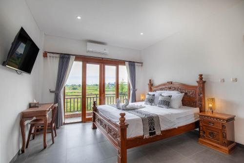 克拉玛斯Tridatu Villas Keramas的一间带大床的卧室和一个阳台