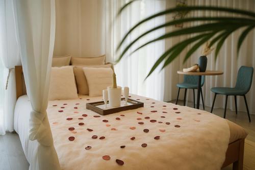 Un dormitorio con una cama con una mesa con velas. en Rendez-vous Secret, en Lunas