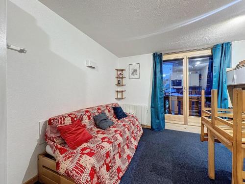 葱仁谷appartement ski au pied residence altineige val thorens的带沙发和窗户的客厅