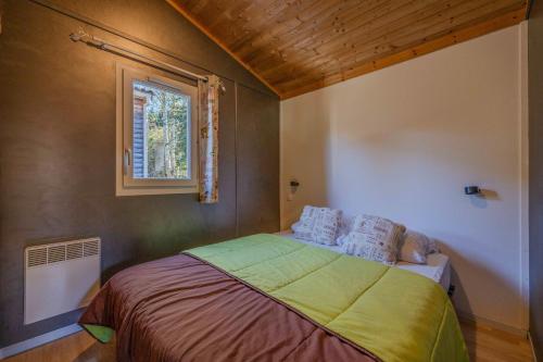Roquefeuilchalet montana 5_4 pers的一间带床的小卧室，带窗户