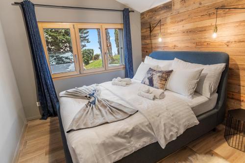 a bedroom with a large bed with two stuffed animals on it at Chalet 8p Villars-sur-Ollon, Parking et Jardin in Ollon