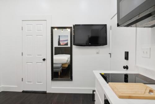 Μια τηλεόραση ή/και κέντρο ψυχαγωγίας στο Affordable Cozy&Chic Hotel in Philadelphia