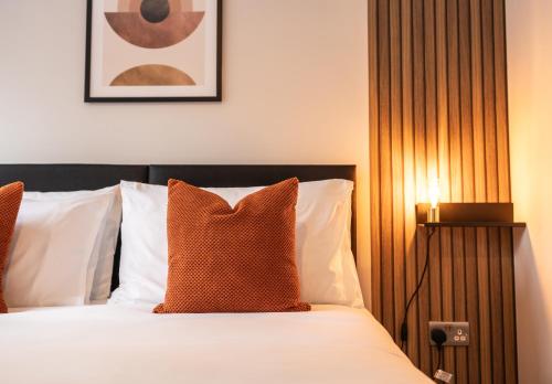 En eller flere senge i et værelse på Green Park House, Private Garage and Parking