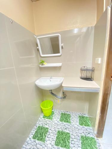 Un baño pequeño con lavabo e inodoro. en Baan Amila, en Phra Ae beach