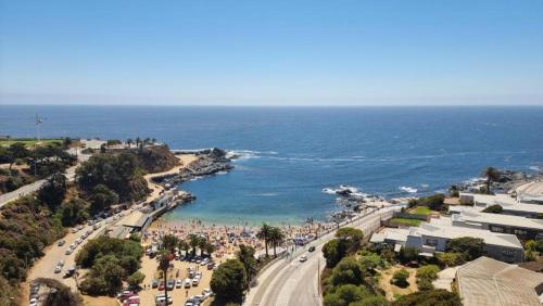 a view of a beach with a crowd of people at Vacaciones frente al Mar in Valparaíso