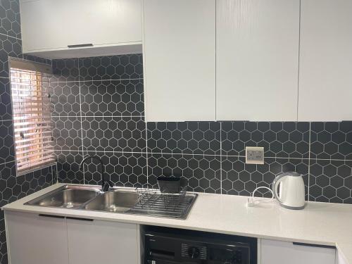 Η κουζίνα ή μικρή κουζίνα στο Omega 8