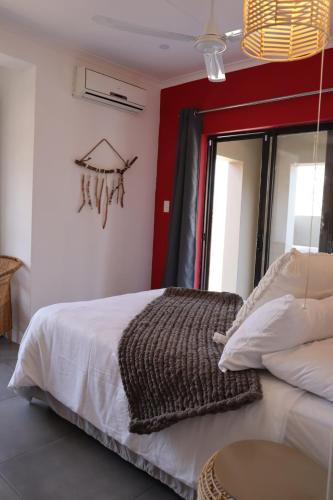 Postel nebo postele na pokoji v ubytování Dung Beetle Bush Villa