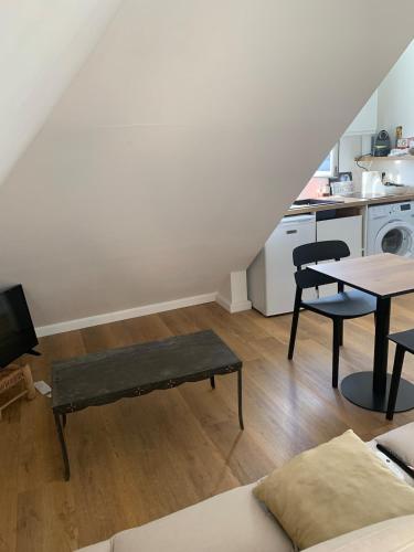圣丹尼斯Appartement T2 lumineux au cœur du centre-ville的客厅里有一张沙发和一张桌子。
