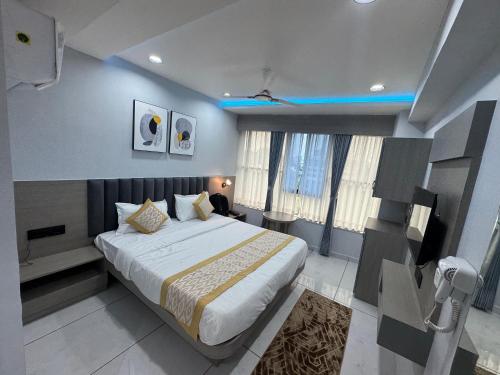 En eller flere senge i et værelse på Hotel HR GRAND