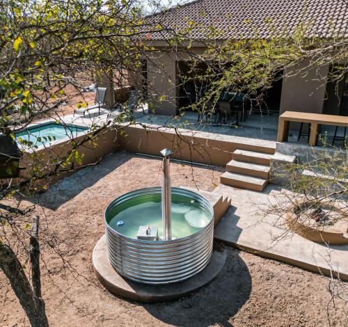 Bazén v ubytování Dung Beetle Bush Villa nebo v jeho okolí