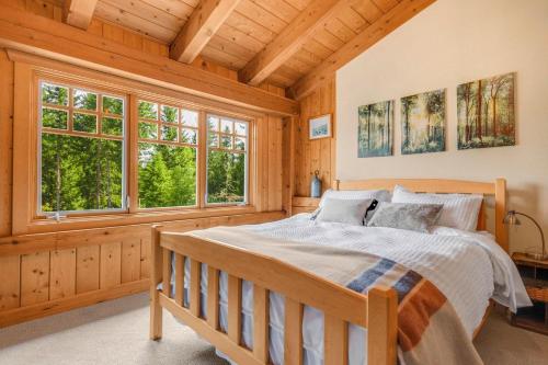 Una cama o camas en una habitación de Maple Hill Lodge