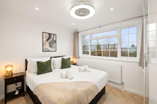 Una cama o camas en una habitación de Near Town Centre, Big Patio, Free Parking Sleeps 8