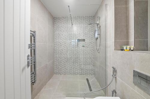 Un baño de Near Town Centre, Big Patio, Free Parking Sleeps 8