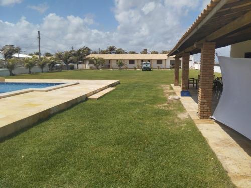 einen Hof mit einem Pool und einem Gebäude in der Unterkunft Pousada Pé na Areia Morro Branco in Beberibe