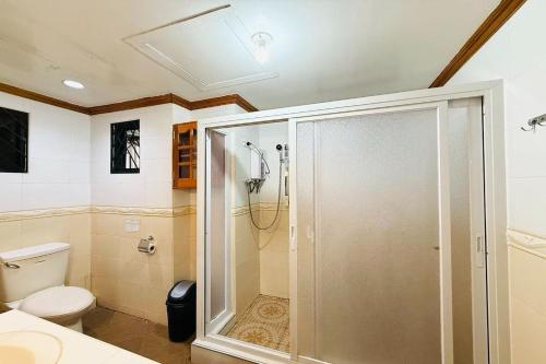 un baño con ducha y WC en Mountain Transient Lodge, en Baguio