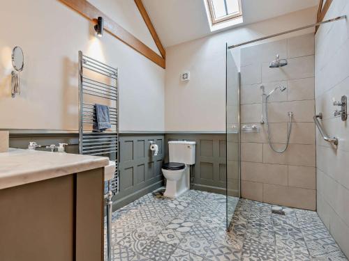 a bathroom with a glass shower and a toilet at 2 Bed in Leominster 50518 in Pencombe