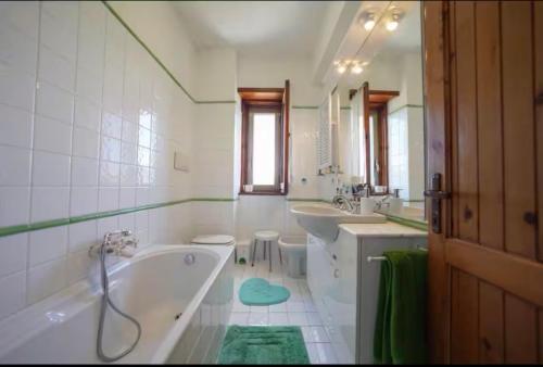 Et badeværelse på Cottage love Rivisondoli by FH