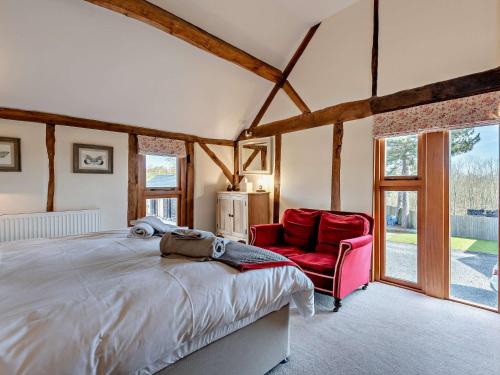 En eller flere senge i et værelse på 3 Bed in Leominster 50513